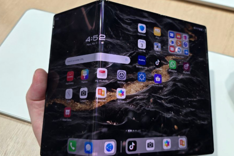 Huawei brings to MWC 2025 its Mate XT Ultimate Design with triple folding screen and 3,500 euros price


