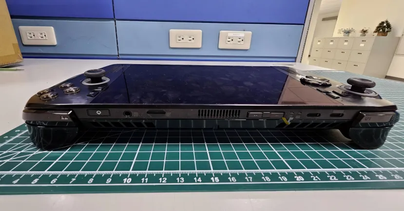 Geeknetic have been seen two new versions of the Asus Rog Ally 2, including an Xbox edition in black 4