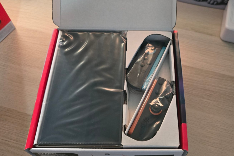 The Nintendo Switch 2 packaging is so fine that a simple staple can damage its screen. There are already several affected


