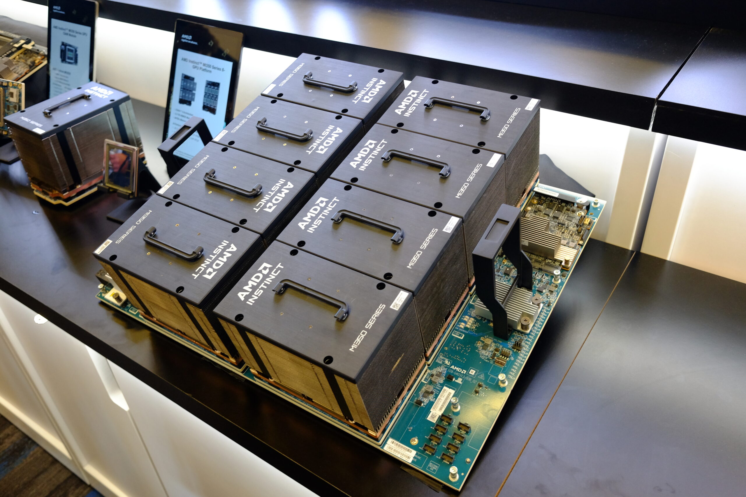 Asus announces a new 7u server with 8 amd instinct 350 series accelerators