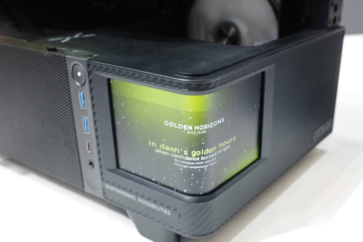 The Tryx Actvision tower surprises with its curved AMOLED screen and a 90º folded tempered panel panel