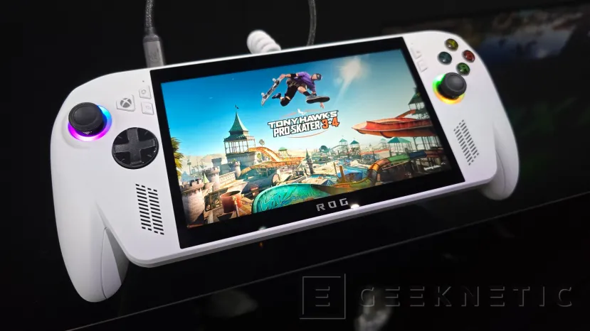 Geeknetic we have tried the Rog Xbox Ally X with the new app, comfortable grip thanks to its similarity with the Xbox 2 command