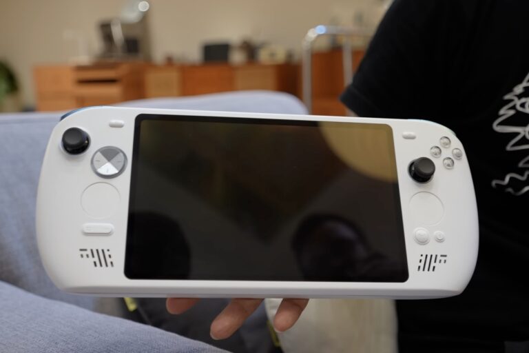 The AYANEO Next II that includes the AMD Ryzen IA MAX+ 395 is physically visible with an enormous size


