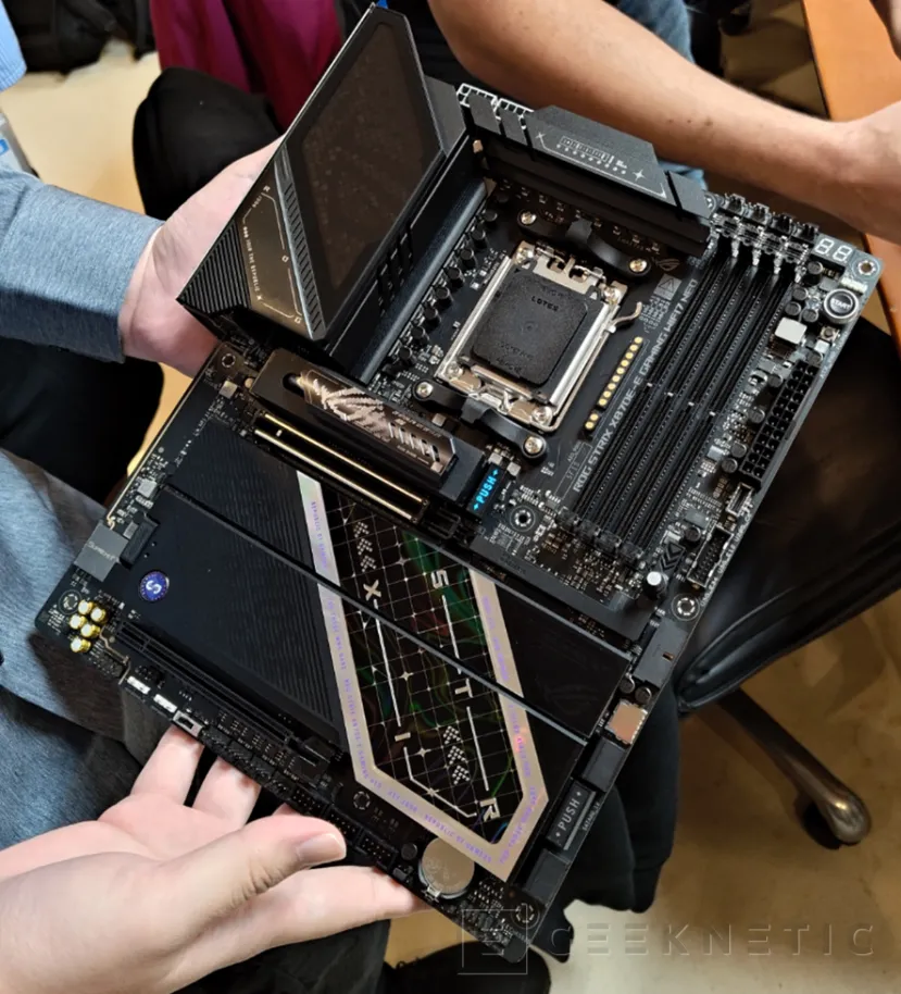 Geeknetic ASUS presents the ROG Crosshair X870E Glacial and the renewal of AM5 NEO 5 motherboards