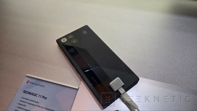 Geeknetic The Redmagic 11 Pro offers a flat back design and premium features for gaming 2