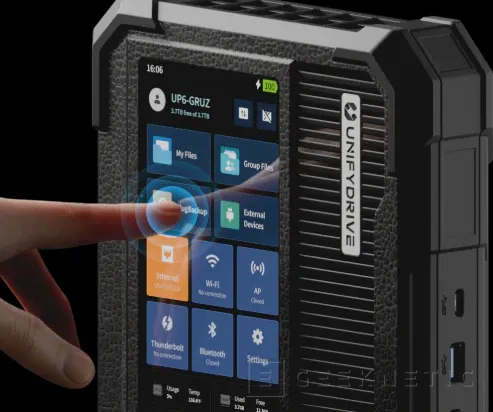 Geeknetic UnifyDrive UP6: the hybrid between NAS and Mini PC that integrates a 6-inch screen and its own battery 2