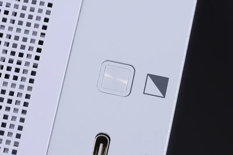 Geeknetic The NEXTGEAR EG gaming PC case is capable of dimming its front and side tempered glass to hide its interior 2