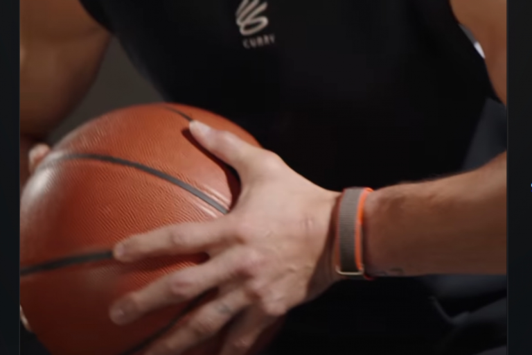 Google's new Fitbit will not have a screen... and will rely on AI
