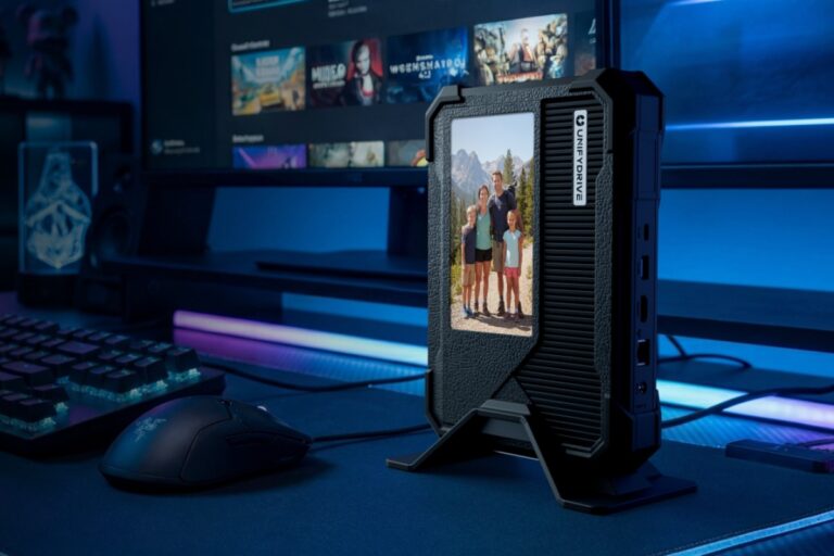 the hybrid between NAS and Mini PC that integrates a 6-inch screen and its own battery
