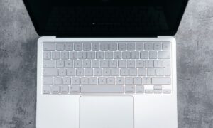 A study commissioned by Microsoft ensures that Windows 11 laptops surpass the MacBook Neo in performance, battery and value