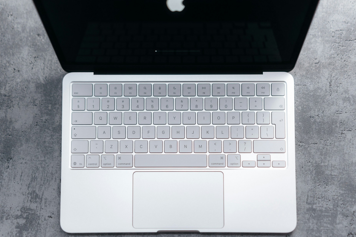 A study commissioned by Microsoft ensures that Windows 11 laptops surpass the MacBook Neo in performance, battery and value