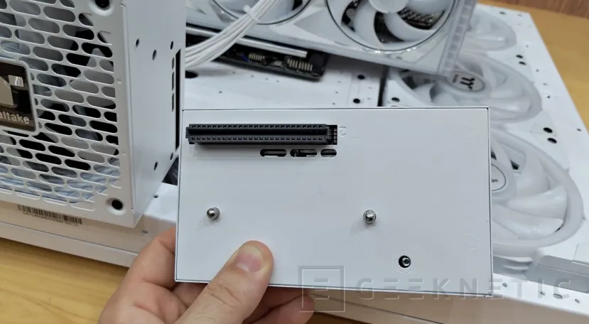 Geeknetic The Thermaltake DockPower connector module can be separated to facilitate PC assembly 3