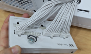 The connector module of the Thermaltake DockPower supplies can be separated to facilitate PC mounting