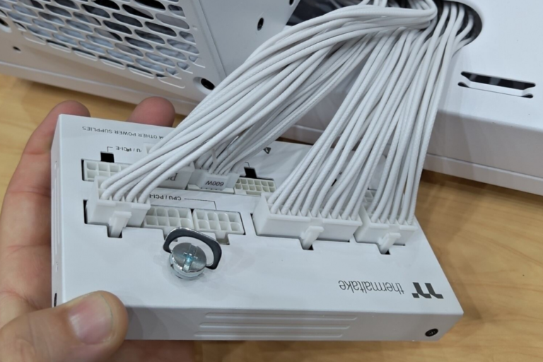 The connector module of the Thermaltake DockPower supplies can be separated to facilitate PC mounting
