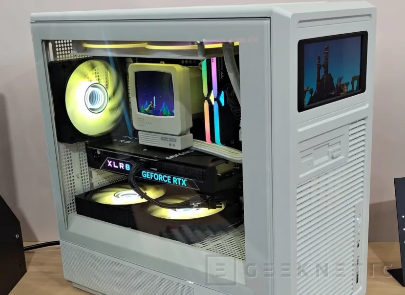 Geeknetic This is the Thermaltake Retro Ultra, liquid cooling with a vintage CRT monitor design that monitors your PC in real time 2