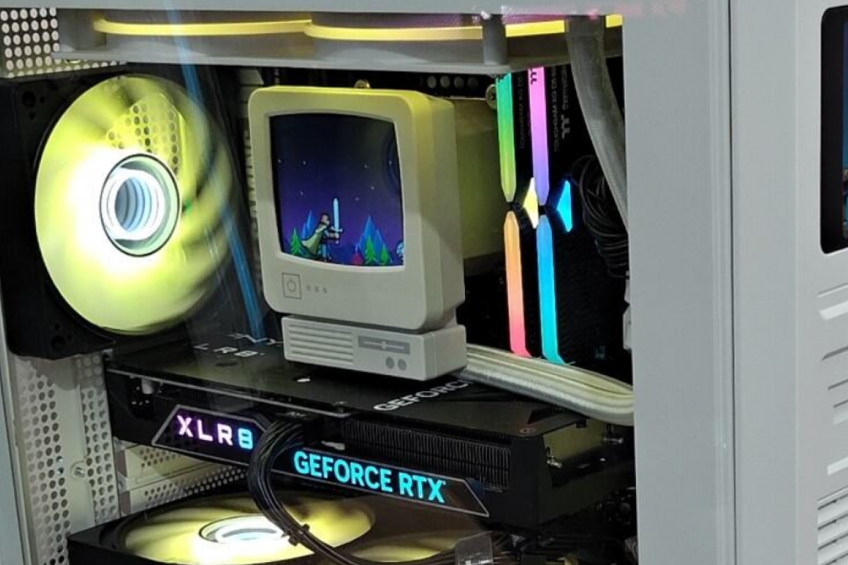 This is the Thermaltake Retro Ultra, liquid cooling with a vintage CRT monitor design that monitors your PC in real time