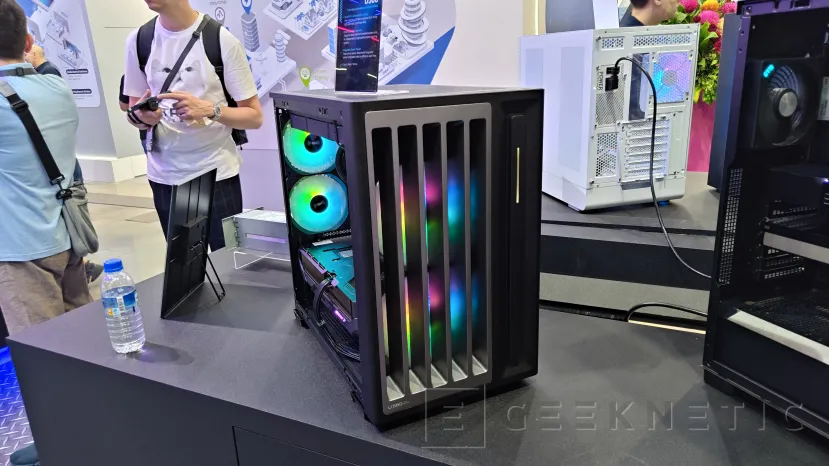 Geeknetic This is the FSP U560, a case that relies on a double camera, two 16 cm front fans and support for back-connect plates in E-ATX 2 format