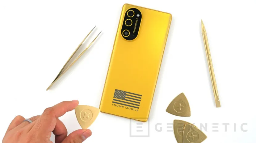 Geeknetic iFixit dismantles Trump Mobile's T1 and confirms the suspicion: it was not an American mobile, but an already known Android 2