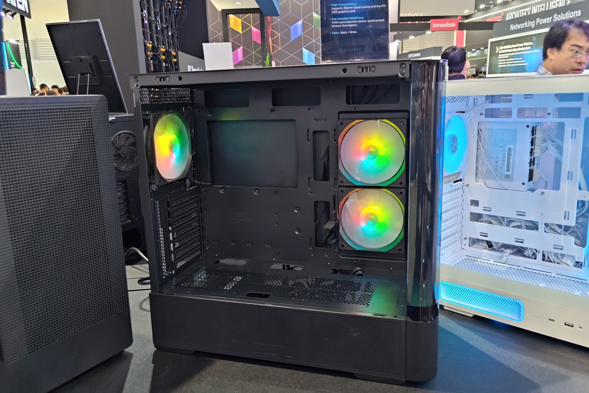 The FSP M381 and M581 combine curved glass, support for a 360 mm radiator and extra functions such as a rear fan with display
