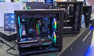 This is the FSP U560, a case that relies on a double chamber, two 16 cm front fans and support for back-connect plates in E-ATX format
