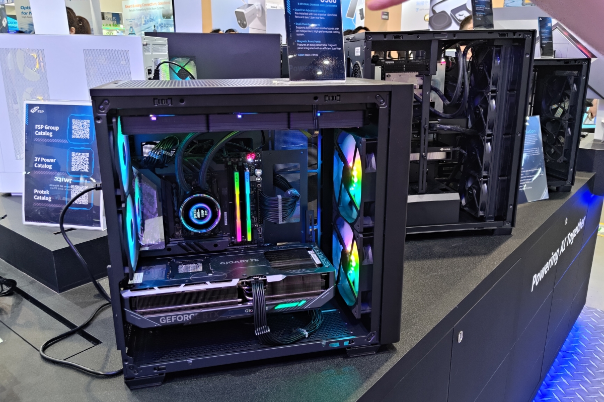 This is the FSP U560, a case that relies on a double chamber, two 16 cm front fans and support for back-connect plates in E-ATX format