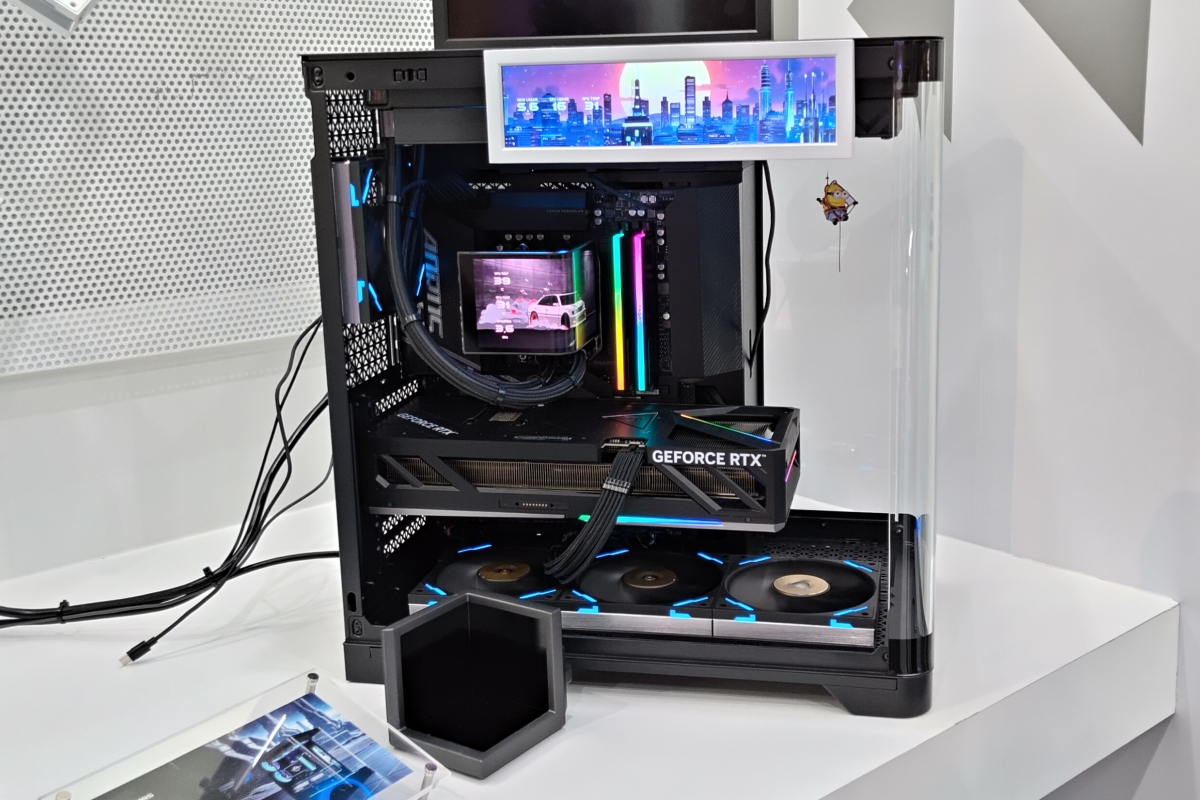 TCOMAS debuts the AIO Gold Limited Edition and the PC Project Infinity at Gamescom