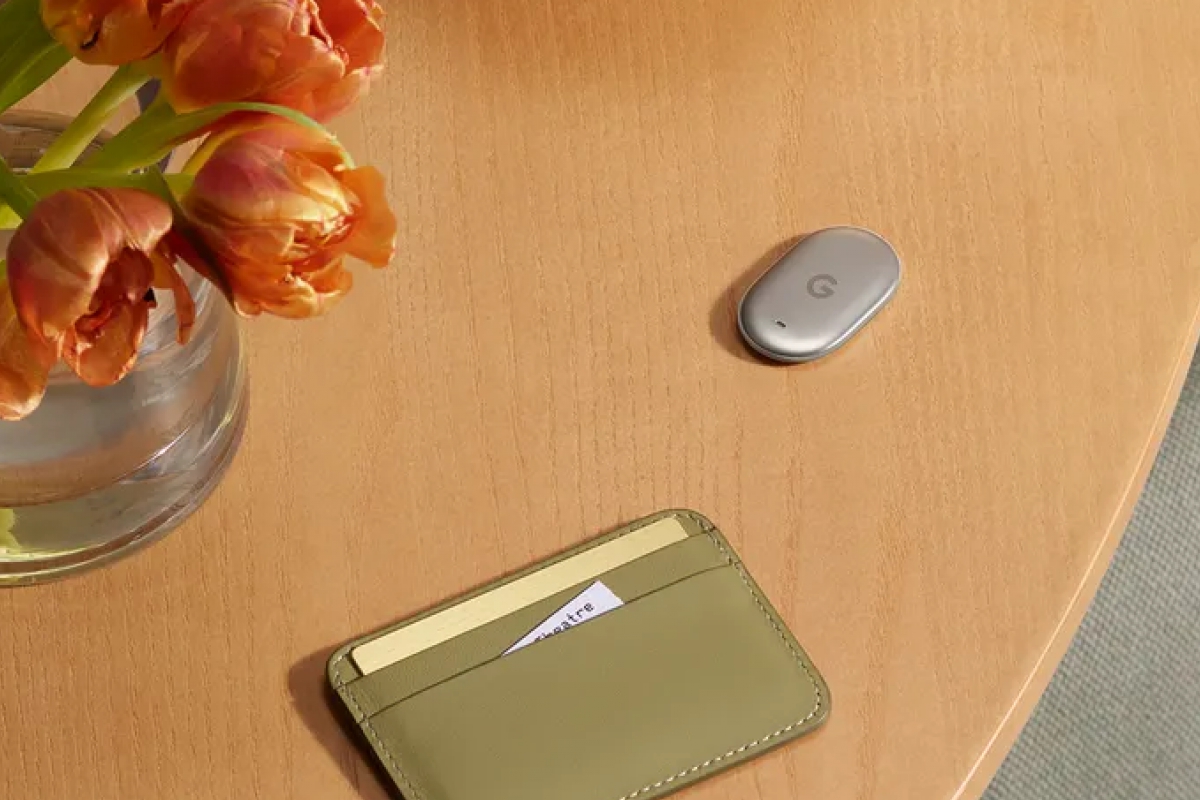 The Google Pixel Tag is made of stainless steel and offers a battery for a whole year