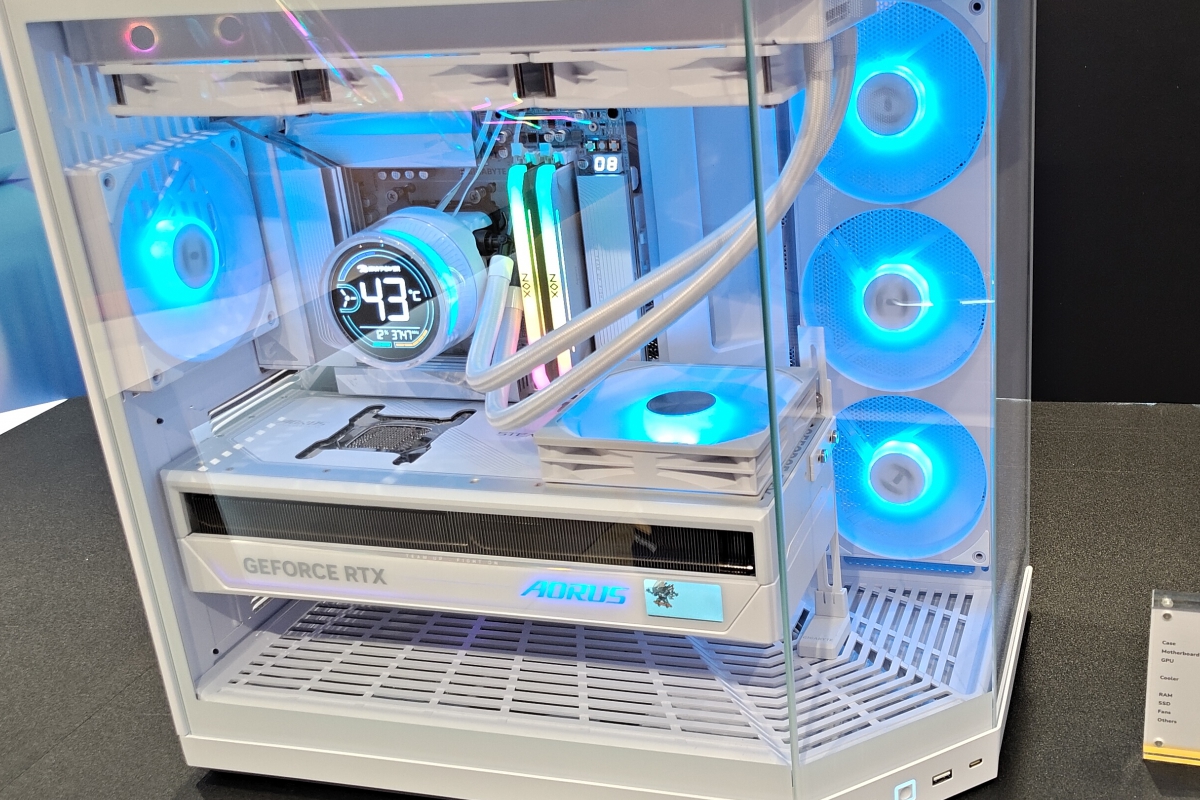 HYTE Y50 RGB: dual camera, plate support without visible cables and 9 fans for only $99