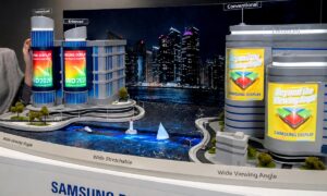 Samsung’s Wide View technology improves the brightness of the foldable panel around the fold