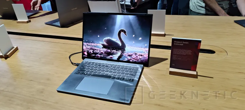 Geeknetic Lenovo Project Swan transforms a 14-inch 4:3 screen into a 17-inch 16:9 2