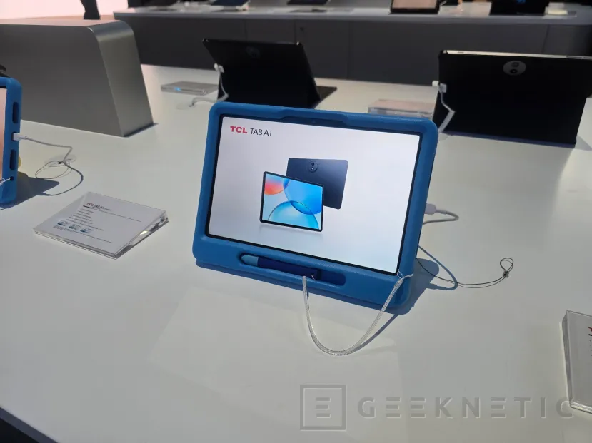 Geeknetic TCL presents the 11 and 12.2-inch A1 and A1 Plus TABs with NXTPAPER screen option ideal for reading 5