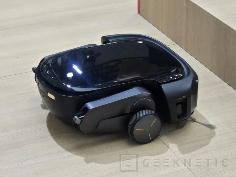 Geeknetic We have seen at IFA 2026 the Roborock Saros Rover that climbs stairs while cleaning them 2