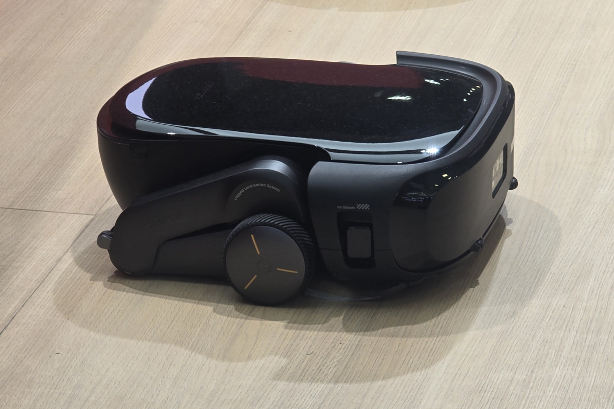 We have seen at IFA 2026 the Roborock Saros Rover that climbs stairs while cleaning them