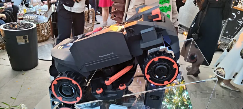 Geeknetic Segway's new lawn mower is called Navimow H5 Pro and has a 7.7 cm extendable arm with traction for 80% slopes 2