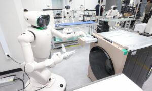 LG will fill a 10,000 m2 facility with hundreds of robots to train its AI