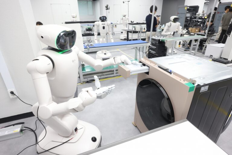 LG will fill a 10,000 m2 facility with hundreds of robots to train its AI