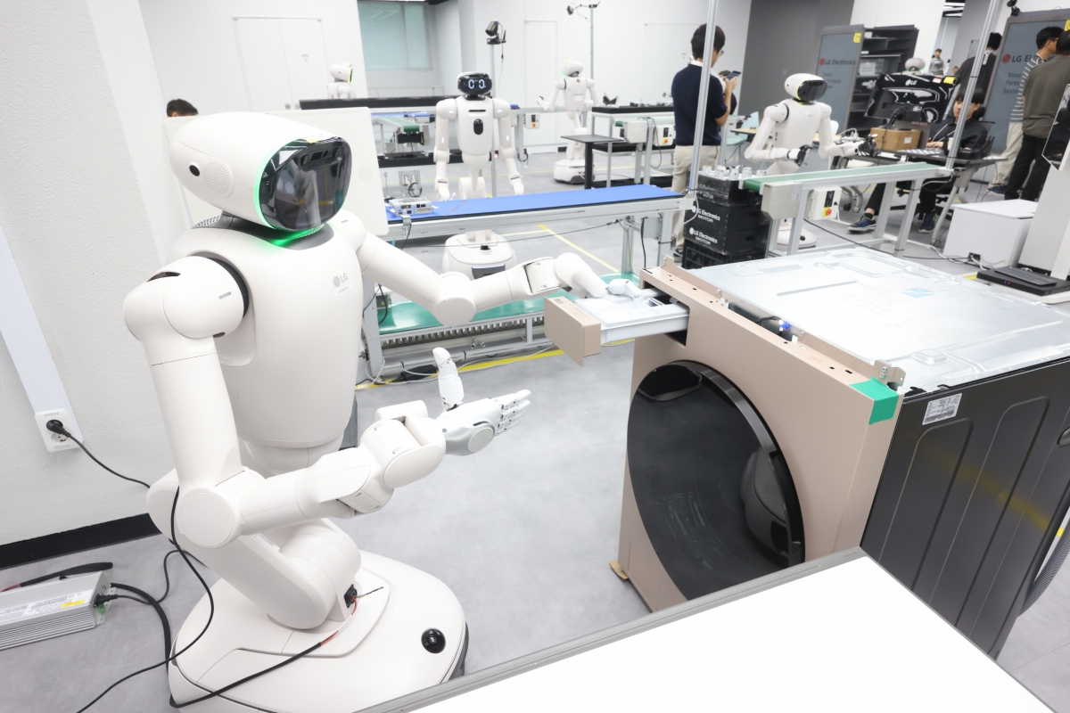 LG will fill a 10,000 m2 facility with hundreds of robots to train its AI