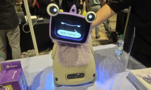 OlloNi SS1, the robotic pet that preserves family memories in a removable module