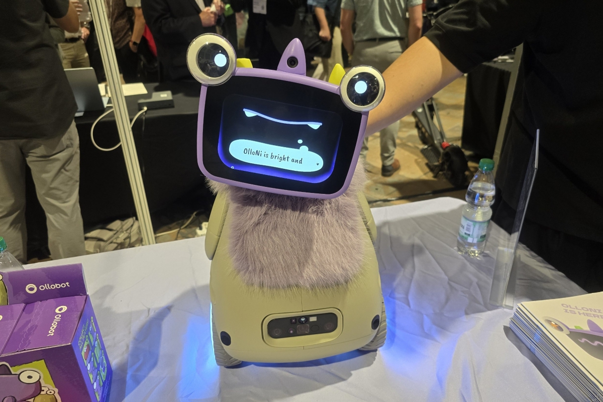 OlloNi SS1, the robotic pet that preserves family memories in a removable module