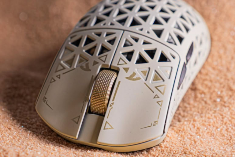 ATTACK SHARK presents the R5 TURBO mouse with carbon fiber and a 60,000 DPI sensor capable of reaching 8,000 Hz polling