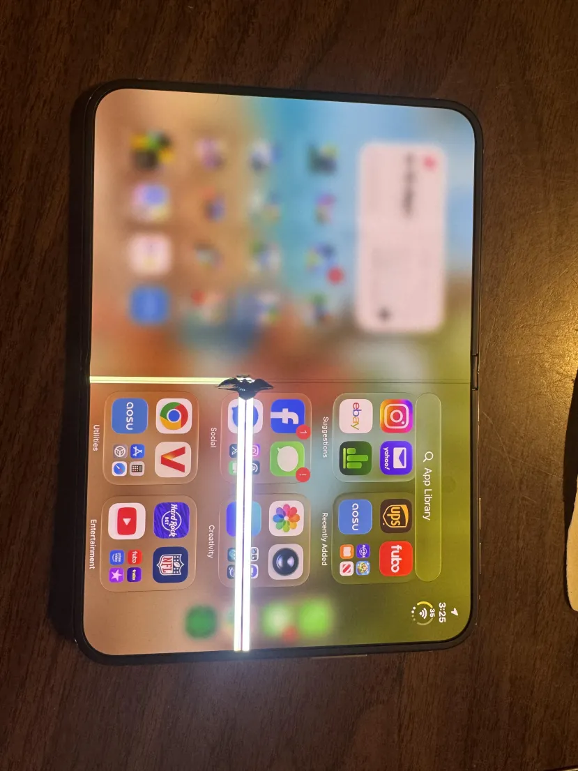 Geeknetic iPhone Duo users report hardening of the hinge that can end up breaking the screen 2