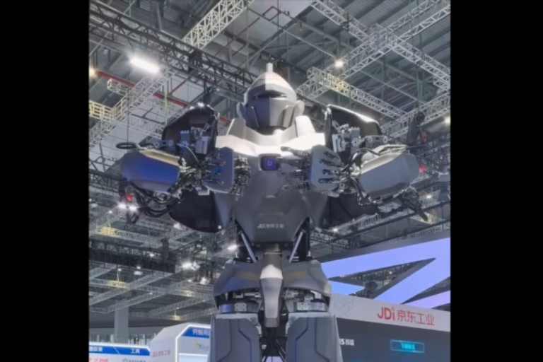 The Neo1 is a 4-meter humanoid robot capable of lifting 500 kilos thanks to its hydraulic actuators.
