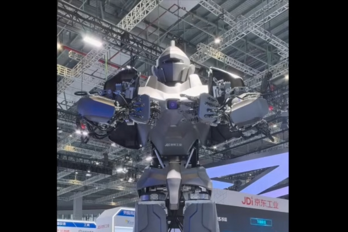 The Neo1 is a 4-meter humanoid robot capable of lifting 500 kilos thanks to its hydraulic actuators.