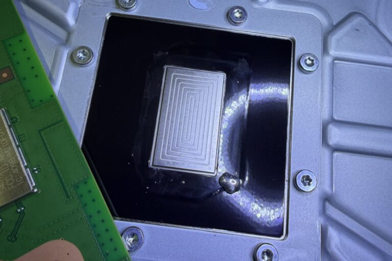 The new PS5 Slim gutted: Sony redesigns the motherboard with CR2032 battery and seals the liquid metal in the style of PS5 Pro
